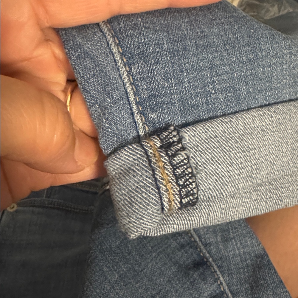 NWT • Levi's • Women's Classic Bermuda Shorts • Size 6/W28 • 😍 • Hypersoft • 💙 - Picture 11 of 11
